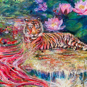 Painting of a tiger lying in water above a water fall. The expressive background shows big water lilies and abstract elements painted with lots of texture. 